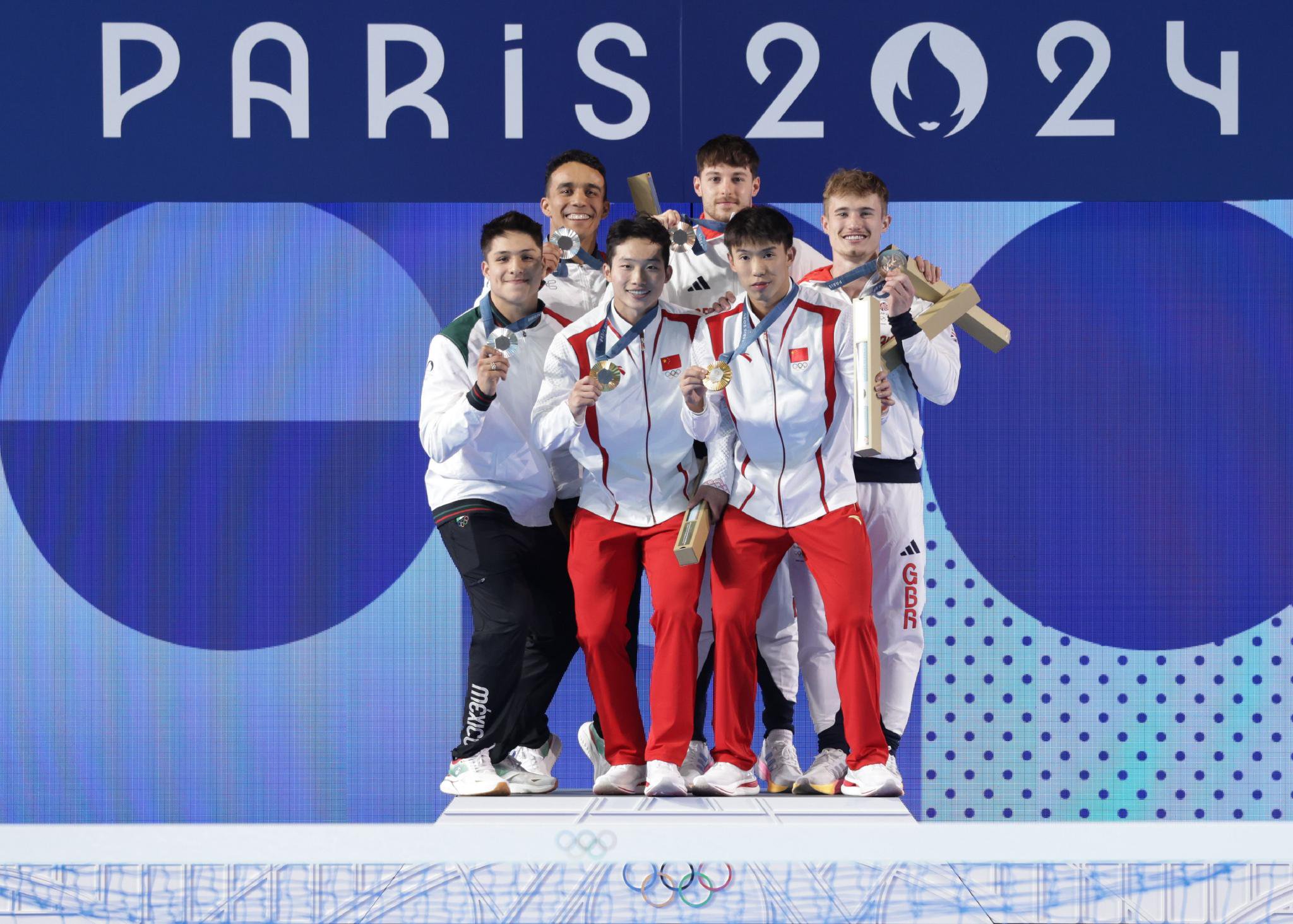 　8月2日，巴黎奥运会男子双人3米板决赛，龙道一（前排右）/王宗源夺得金牌。 图/新华社