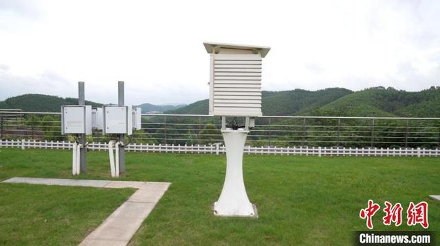 百叶箱被放置在距地面1.5米的位置.王以照 摄