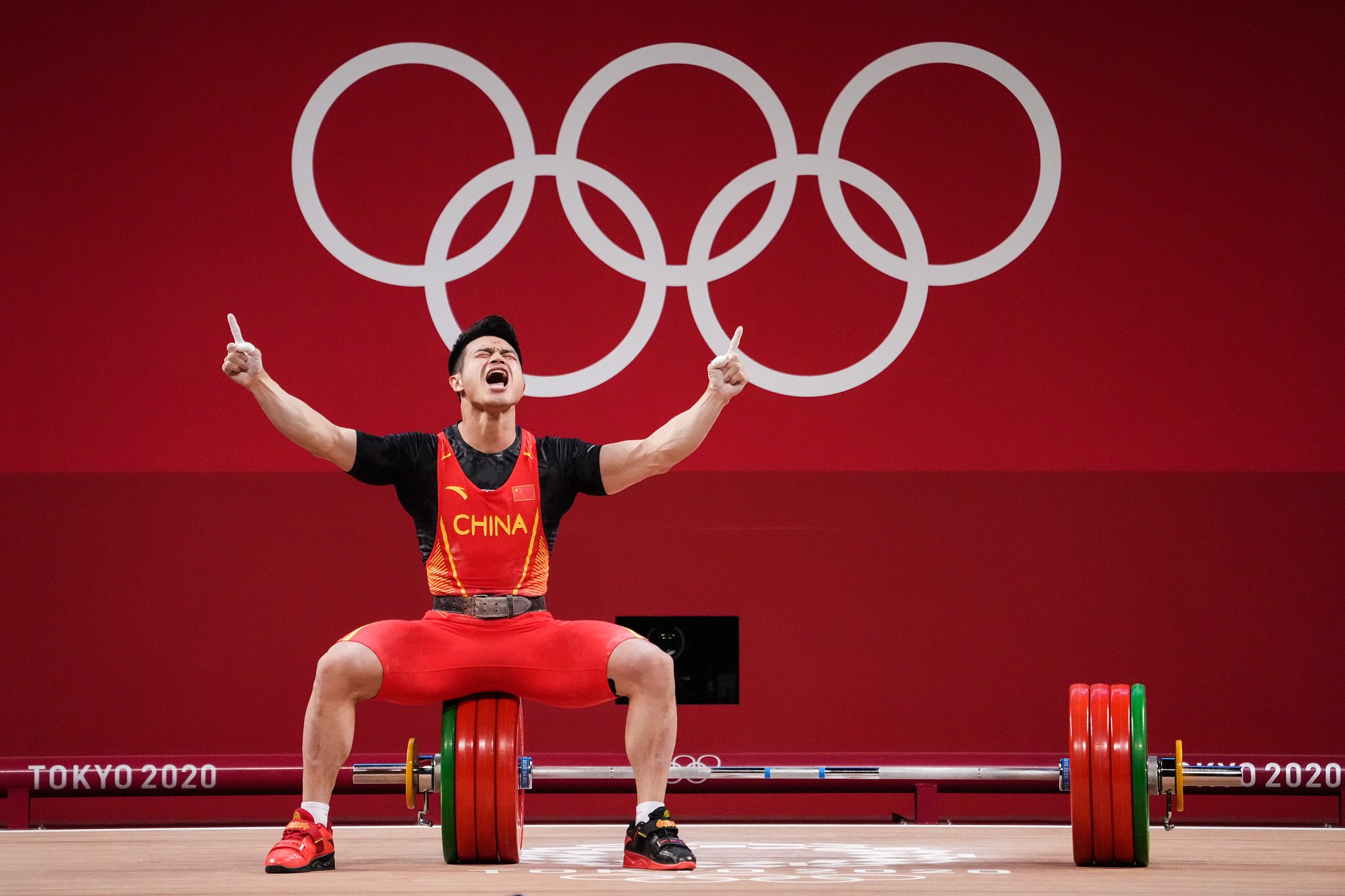 三朝元老石智勇挺举三次试举均失败,无缘举重男子73公斤级奖牌