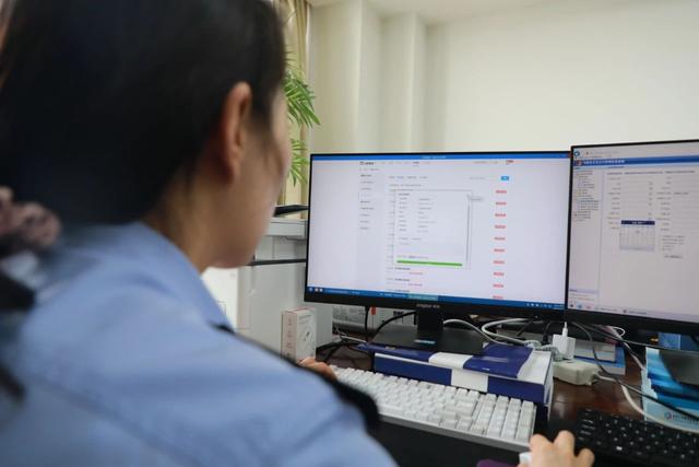 民警為市民辦理無(wú)犯罪記錄證明。