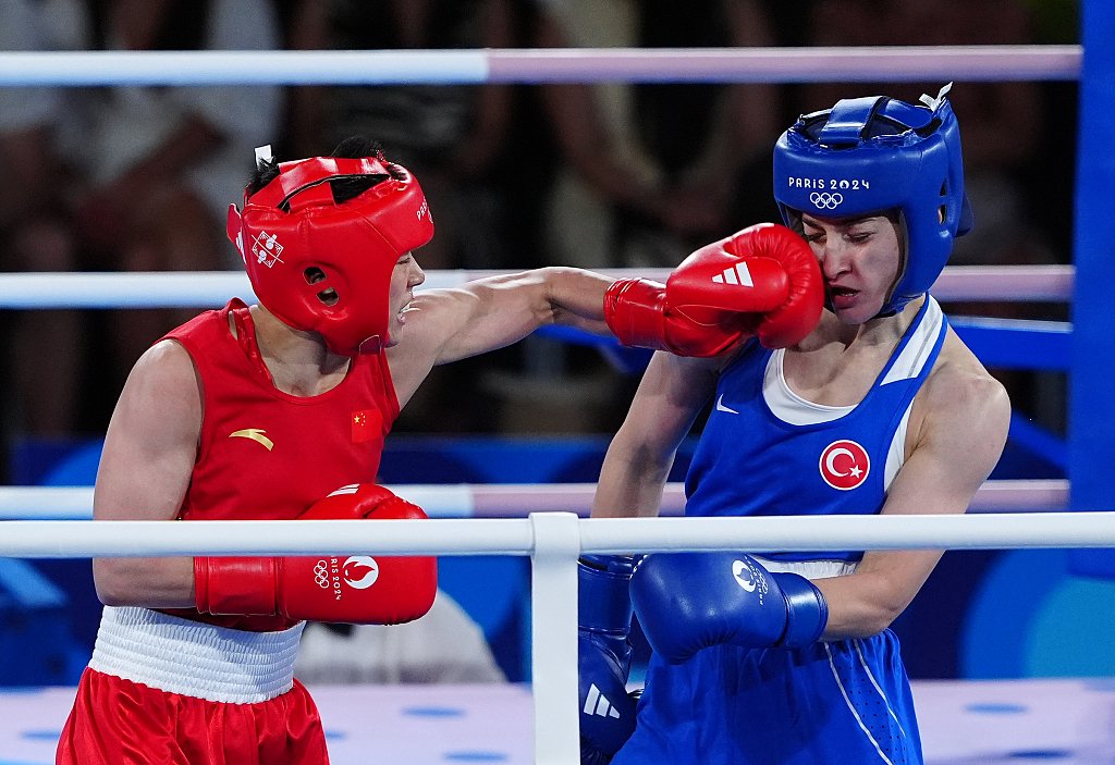 吴愉（左）在比赛中