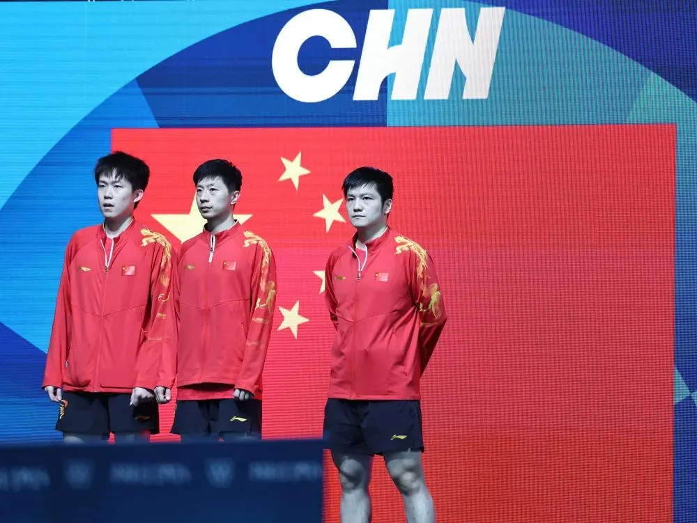 8月9日，中国队选手王楚钦（左）、马龙（中）和樊振东在赛前。新华社记者 王东震 摄