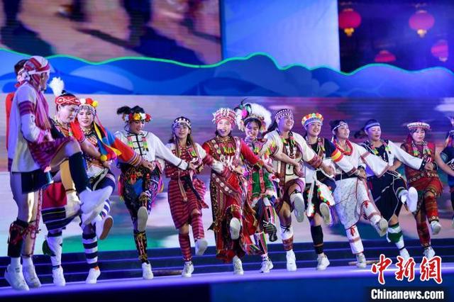 图为台湾少数民族同胞特色舞蹈表演.中新网记者 骆云飞 摄