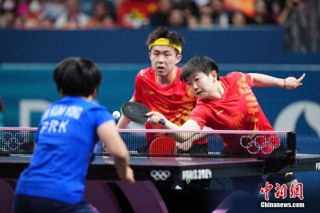 图为王楚钦(中)和孙颖莎在比赛中。中新社记者 赵文宇 摄