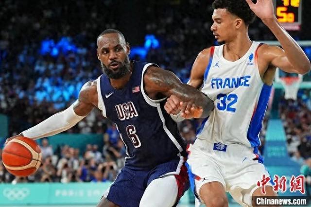 詹姆斯持球进攻。中新社记者 赵文宇 摄