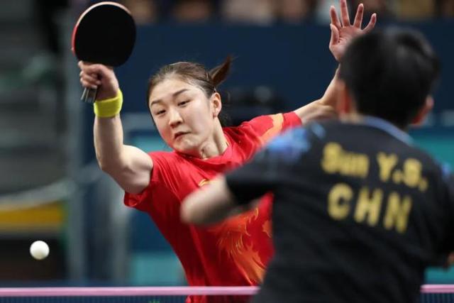 (当地时间8月3日，在巴黎奥运会乒乓球女子单打比赛中，陈梦与孙颖莎比赛中。中新社记者 盛佳鹏 摄)