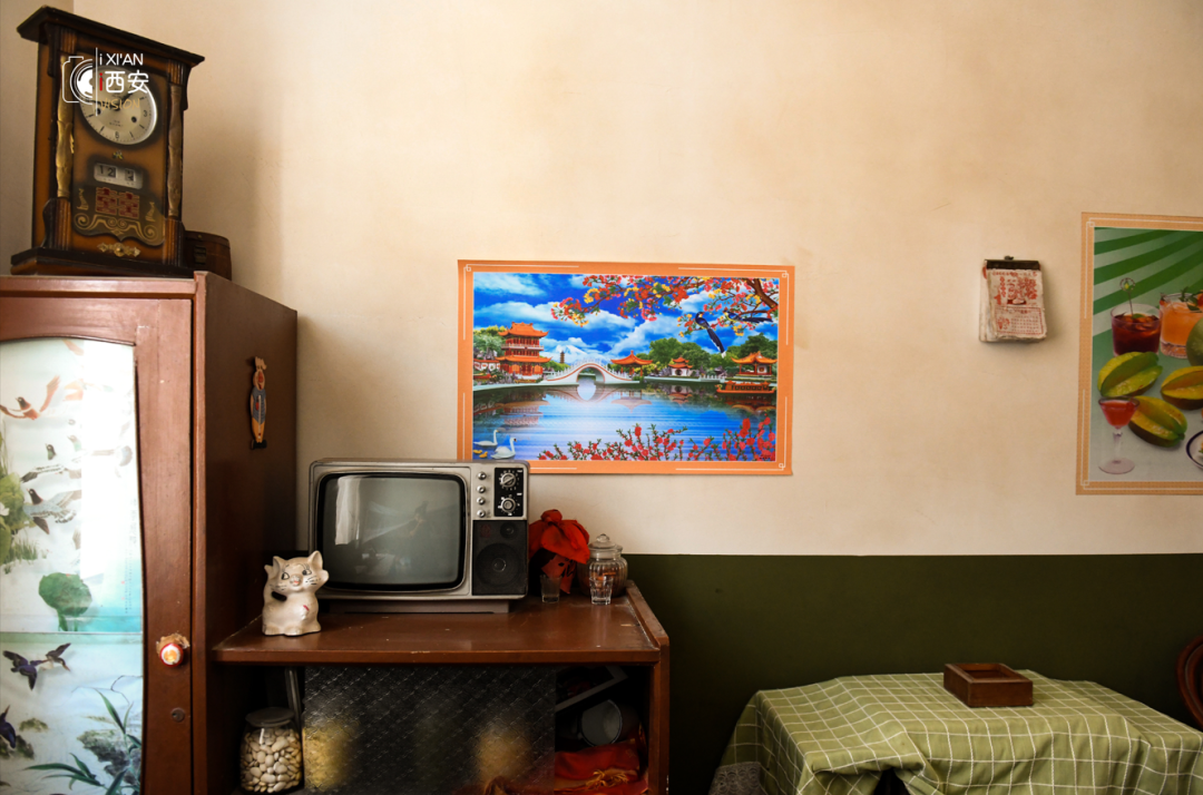 造梦工厂影视基地内,逼真的上世纪80年代场景