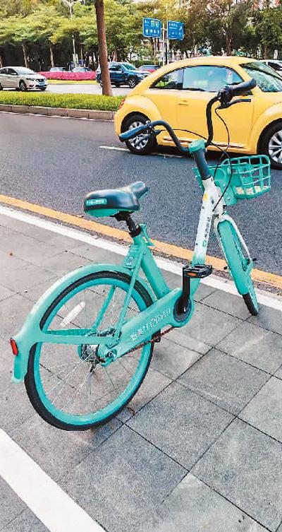 在北京举办的中国国际服务贸易交易会上,观众了解共享单车和电单车等