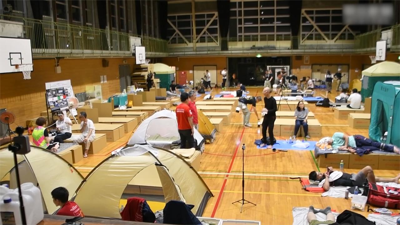 日本为预防"巨大地震"多地开设避难所 民众"抢水抢纸抢粮"