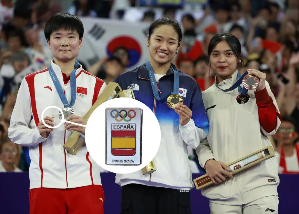 何冰娇在巴黎奥运会羽毛球女单颁奖仪式上手持西班牙奥委会徽章.