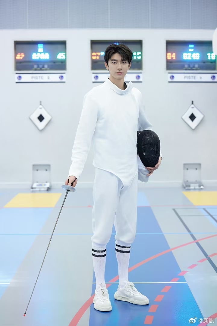 林一发布一组击剑图致敬奥运精神🤺 纯白击剑服造型也太清爽了！|同学_新浪新闻