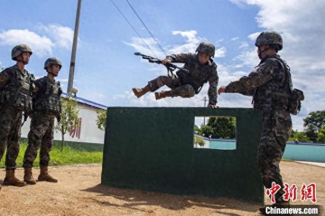 8月14日,武警广西总队钦州支队组织官兵开展武装奔袭,小组战术,综合