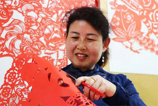 匠心独运,剪出时代新韵——记非遗剪纸传承人黄亚丽的艺术之旅