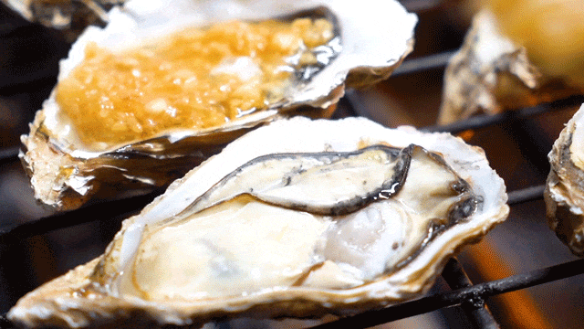 涠洲岛独有的石蚝，大的有碗口那么大，营养价值很高，口感有点像扇贝，但比扇贝厚重。