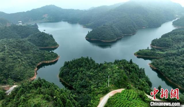 8月15日,广西三江侗族自治县独峒镇大塘坳水库上空云雾缭绕,与如镜