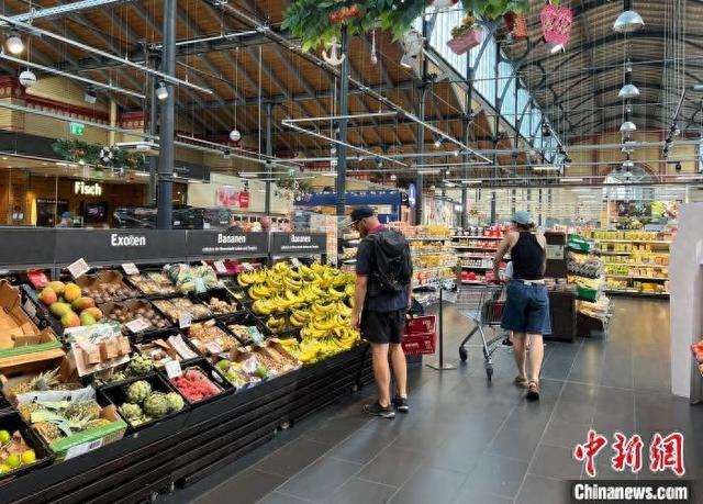 8月15日,顾客在德国柏林一家超市选购水果.中新网记者 马秀秀 摄
