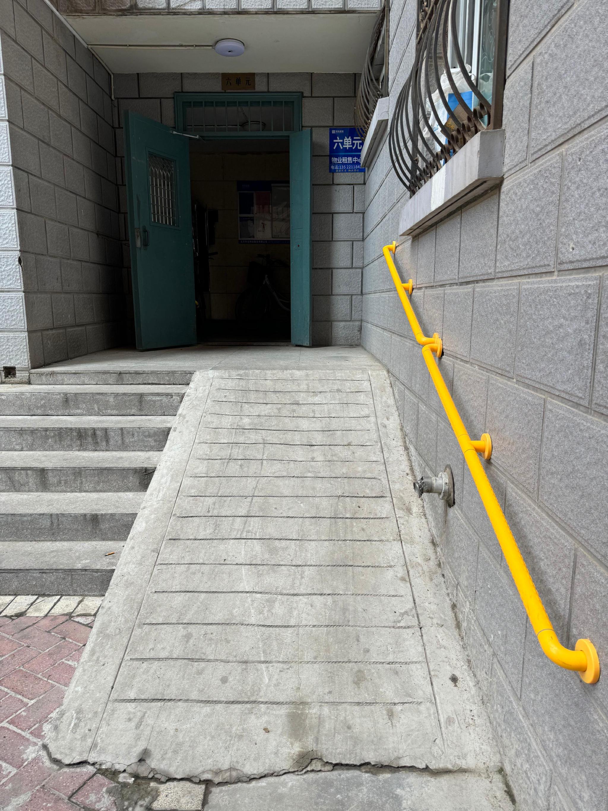 门前的坡道.本文图片除特殊标注外,均为澎湃新闻记者 陈媛媛 摄