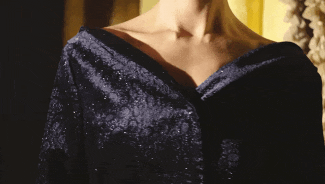 这条丝绒裙的裙摆设计也特别戳中我的心，裙身用料足足有九米，因为面料垂坠感很强，即便裙摆很大也不会显夸张。绝妙之处在于，走起路来它便会随着步伐摇曳生风，自带强大气场。