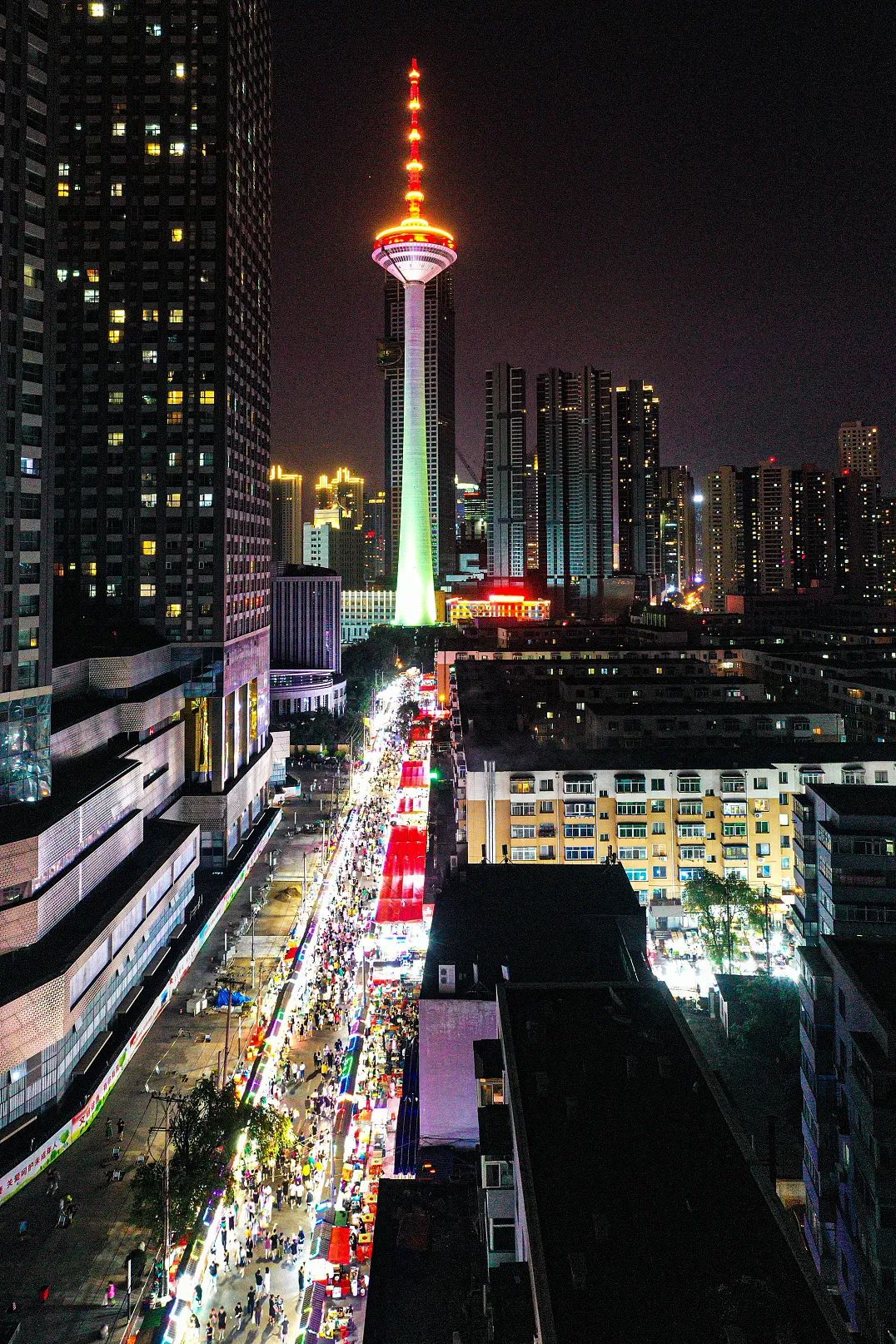 彩电塔夜市满满的人间烟火气,是沈阳的味道.