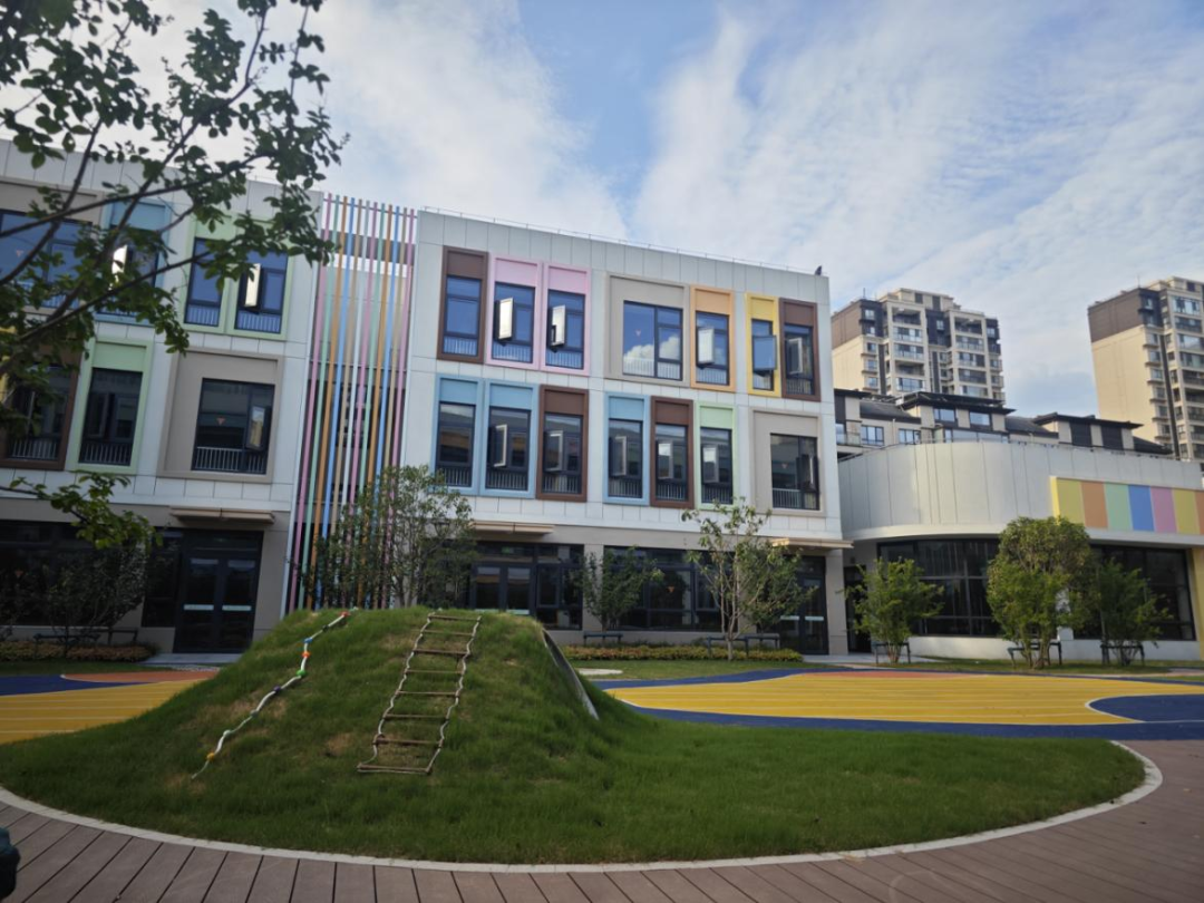 张家港市梁丰幼儿园南园区位于张家港市暨阳湖大道北侧,赵庄路东侧