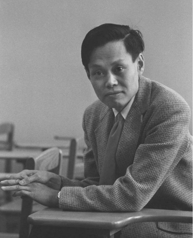 杨振宁教授漫谈：数学和物理的关系 