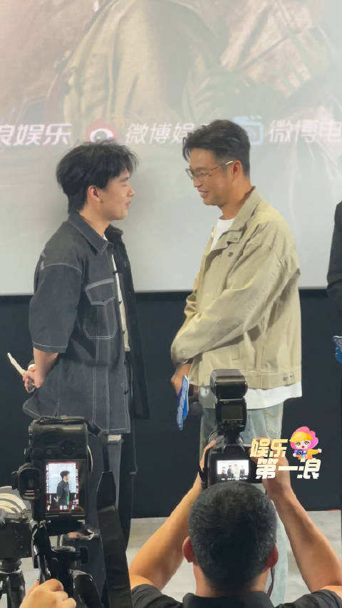 @演员王迅 现场挑战对视不眨眼,一场自带“蒜味”的battle!_新浪新闻