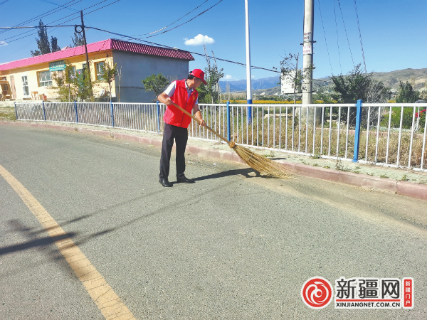 8月17日,在乌鲁木齐县萨尔达坂乡中梁村,志愿者清扫道路