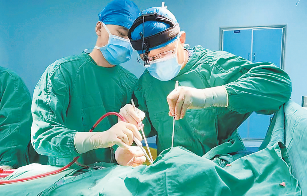 在自治区第三人民医院,援疆医生史峰(右)正在为患者做手术.