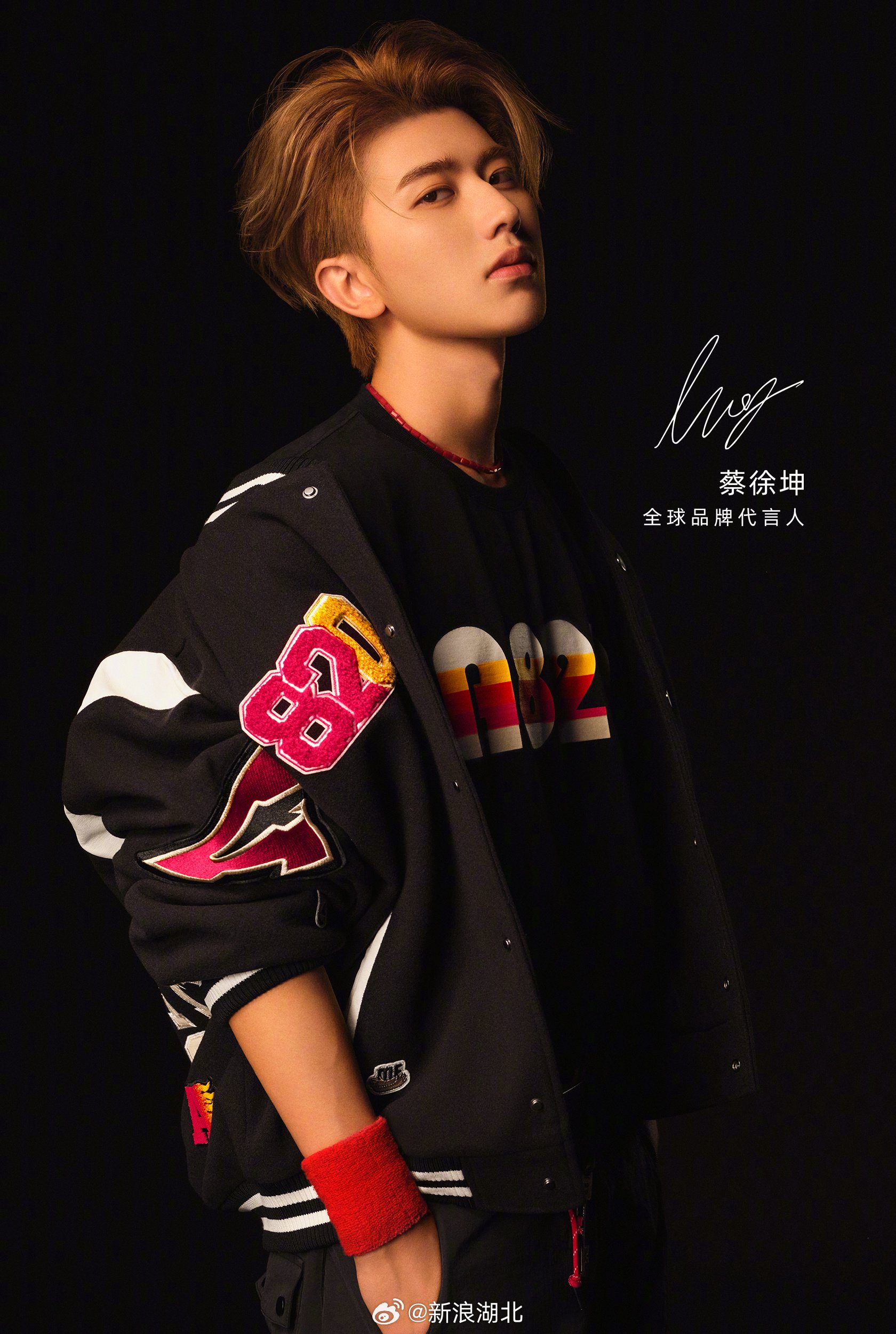 正式官宣@蔡徐坤 成为品牌全球代言人，在全新TVC中…|蔡徐坤|复古_新浪新闻
