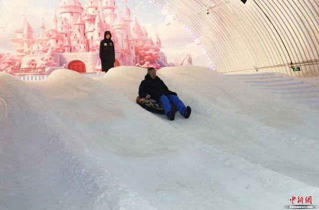 游客在吉林市的夏天“滑雪圈”。苍雁 摄