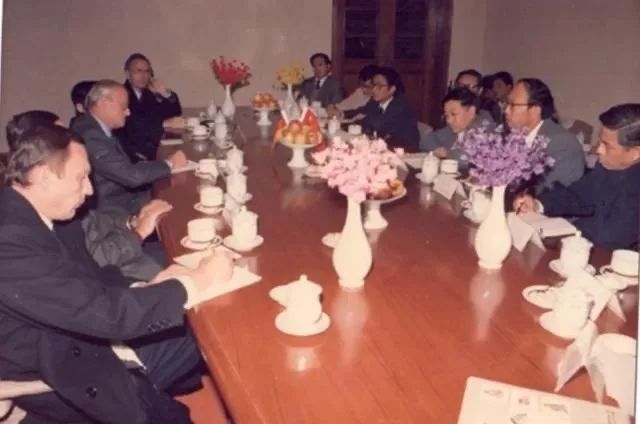 ▲1987年，哈恩率大众高级代表团首次访问一汽。