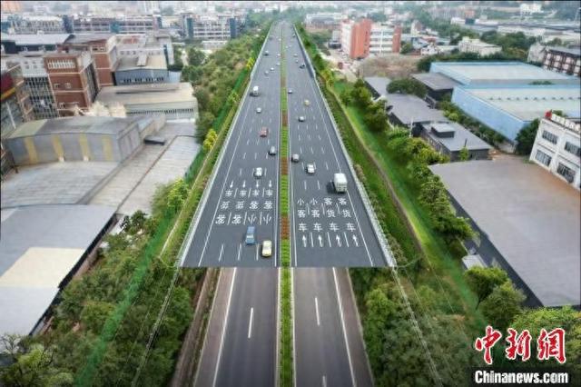 图为成渝高速改扩建项目路基双侧拼宽示意图。重庆市交通运输委员会供图