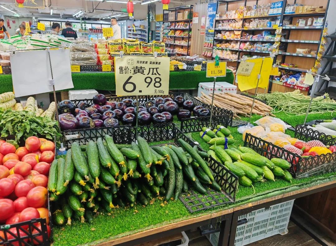 97超市货架上的蔬菜.国是直通车记者 张文晖 摄