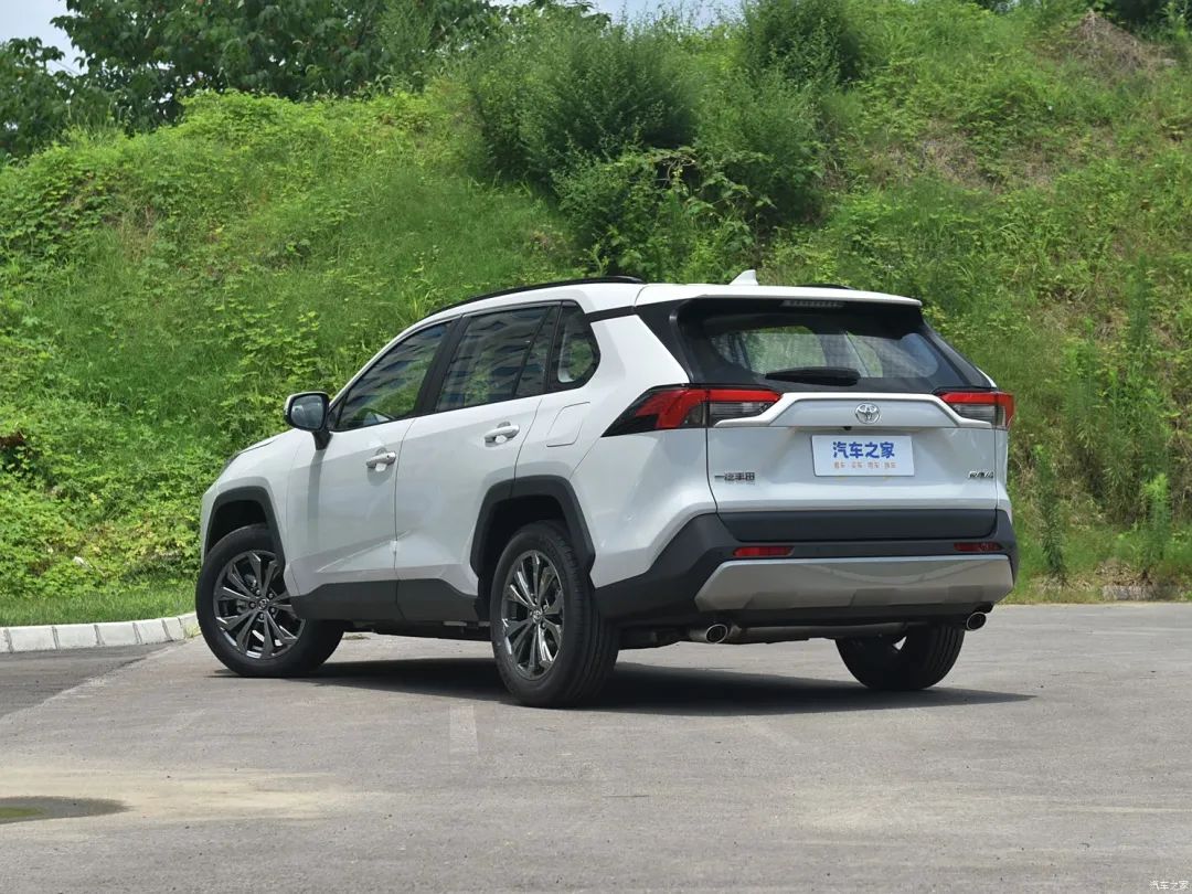 丰田rav4荣放定位是紧凑型suv,在这个级别中rav4荣放也算是久经沙场的