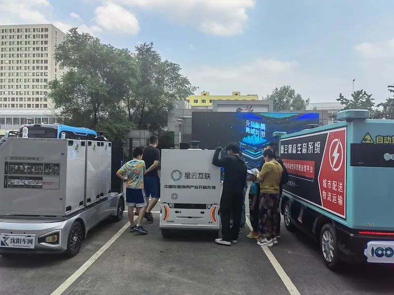 图为众多市民前来体验“无人车” 记者陈燕南/摄影