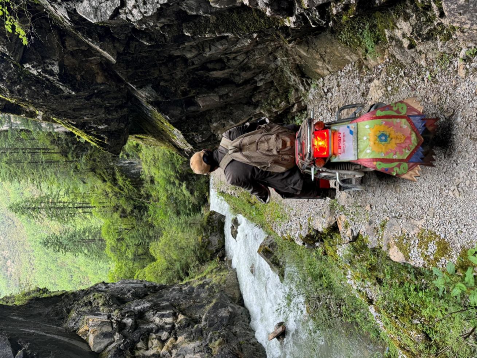 ▲寻找松茸的山路狭窄，旁边河流湍急。刘浩 | 摄