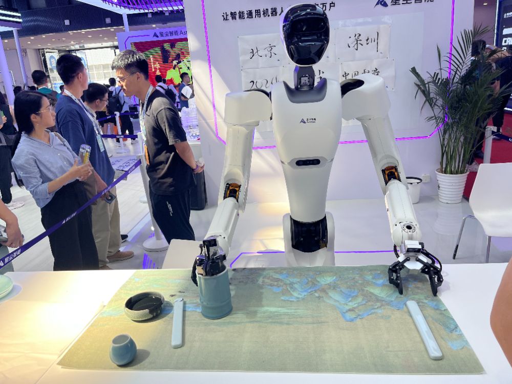 图：星尘智能Arstibot S1助理机器人（林润/摄）