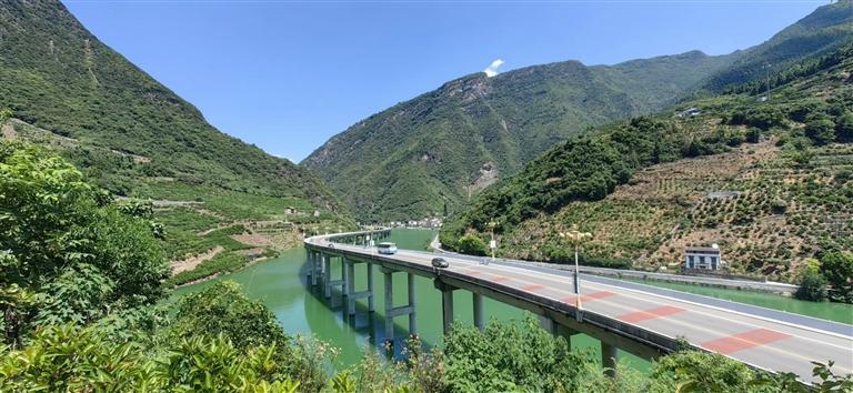 兴山水上公路. □付江山 摄