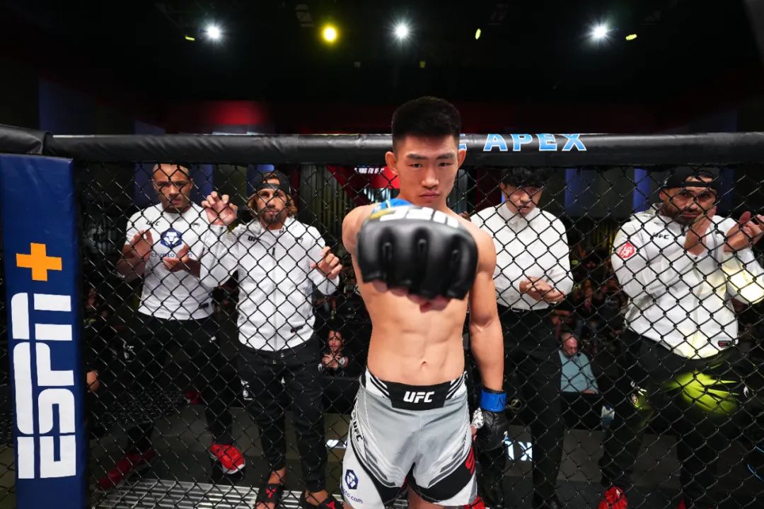他19岁替补上场一战成名,如今是UFC排名最高的中国男子拳手!|UFC_新浪财经_新浪网