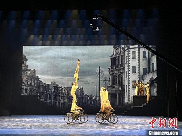 8月23日晚,第十二届寰球杂技展演在辽宁沈阳开幕。李晛 摄