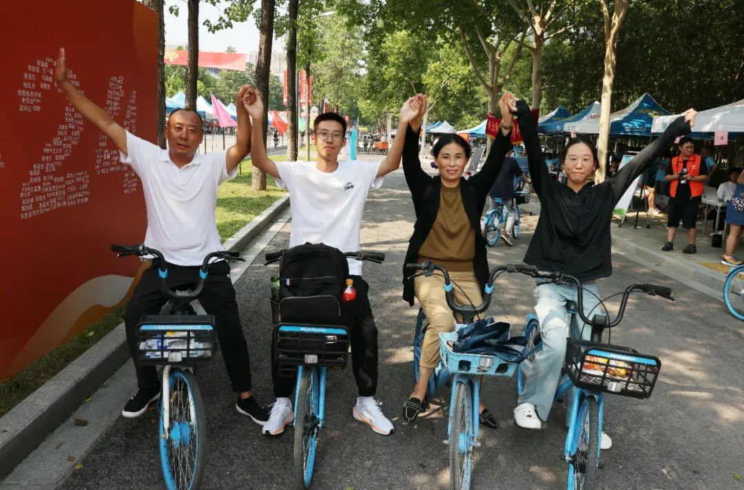 新生一家人騎單車逛校園。