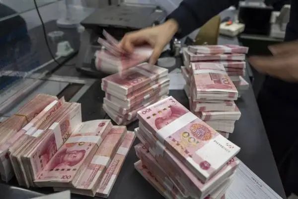 2021年2月1日,在江苏南通一家银行,银行人员在清点客户存入的人民币