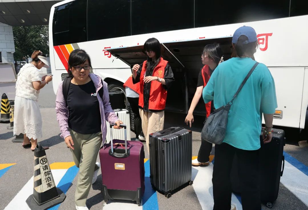 大巴車往返于學校與火車站之間接新生。