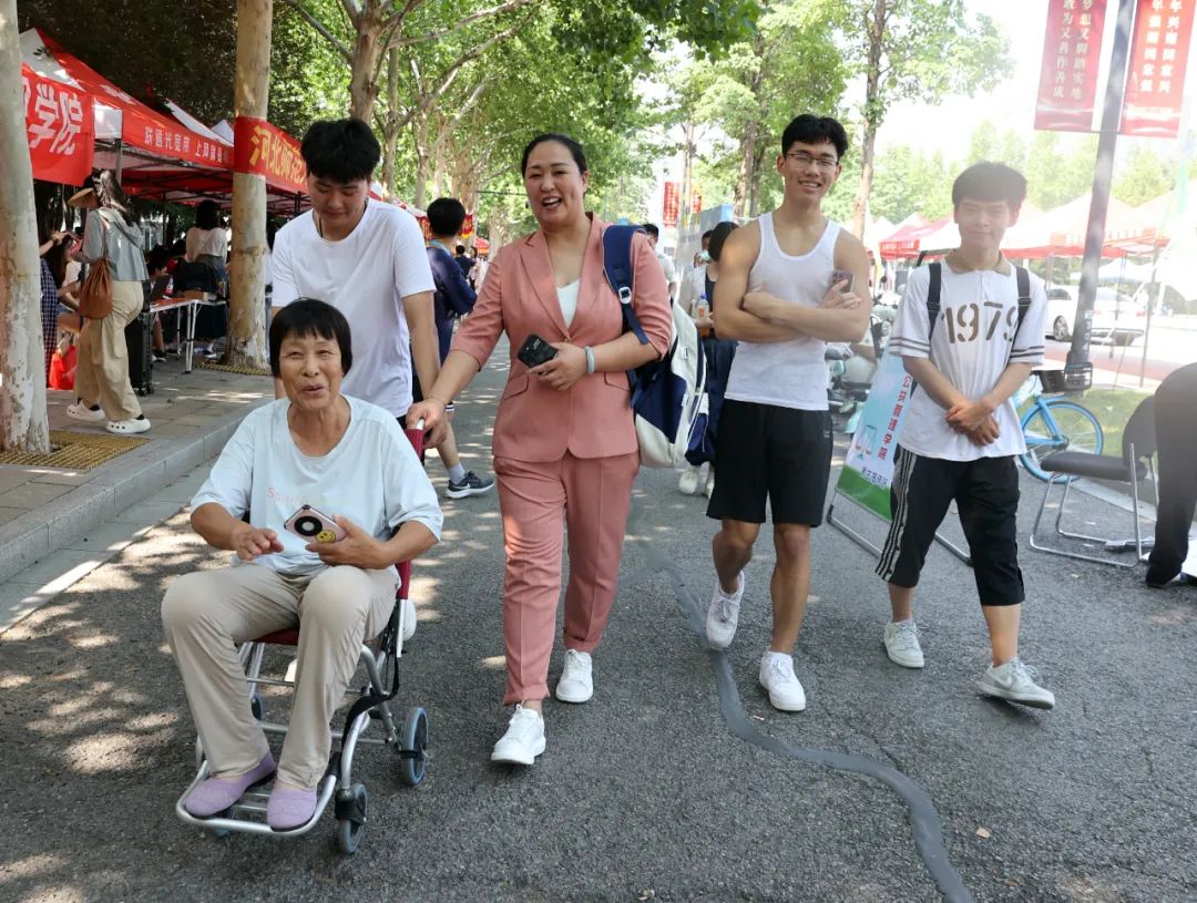 新生推著姥姥到大學校園看一看。