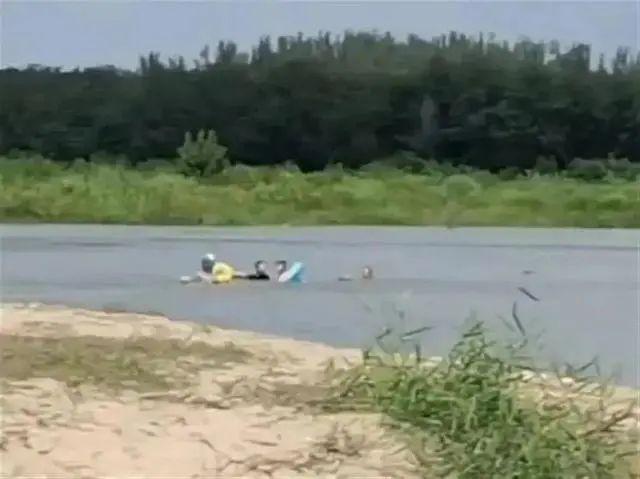 栾留伟救人现场视频截图。来源：极目新闻