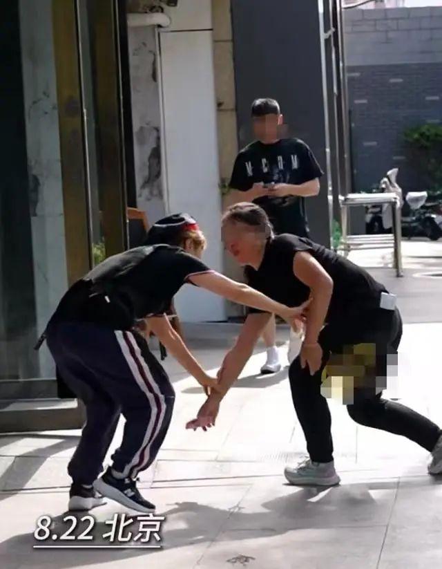 热心市民到救人英雄栾留伟的火锅店送钱。来源：极目新闻