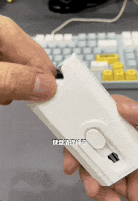 “精致男孩上网吧”网络视频截图