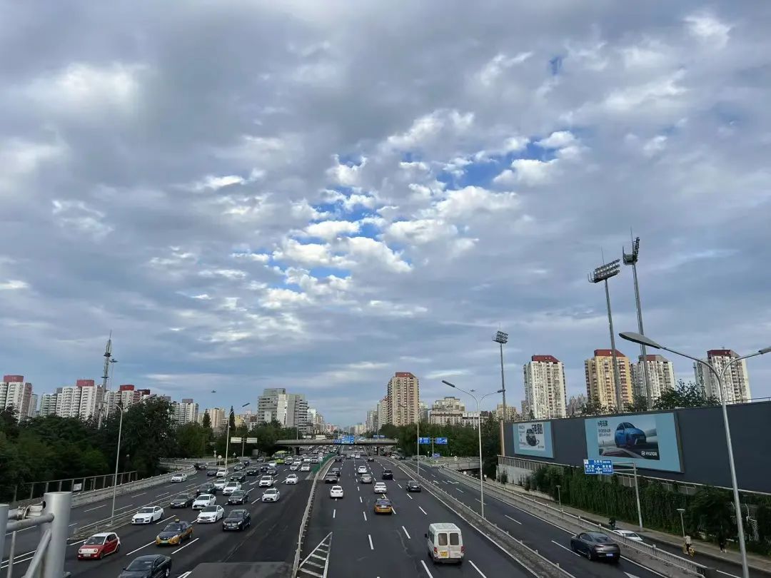 北京雨过天晴出现"莫奈花园"美景