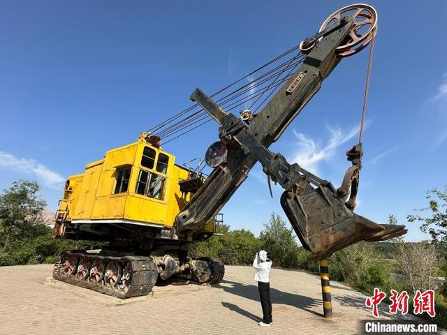 图为位于金川国家矿山公园中总重量达180吨的wd-4型挖掘机,主要承担