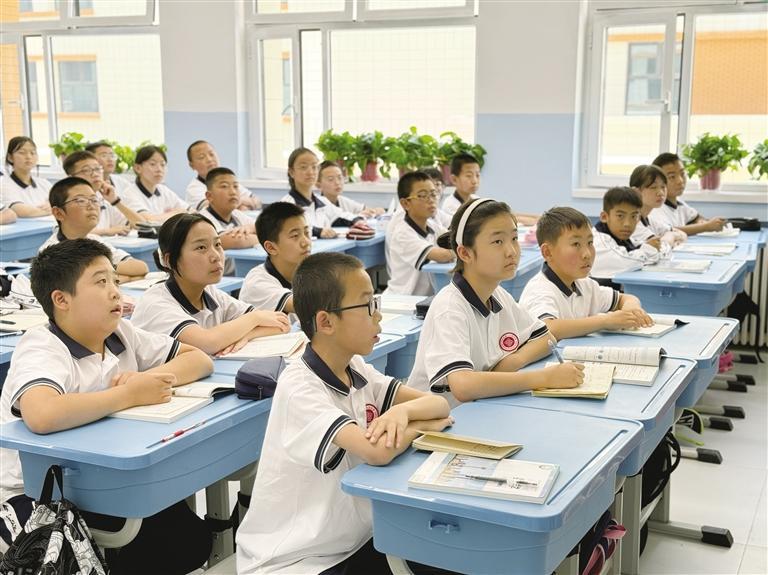 认真听讲的学生